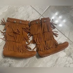 Minnetonka girls fringe boots size 12